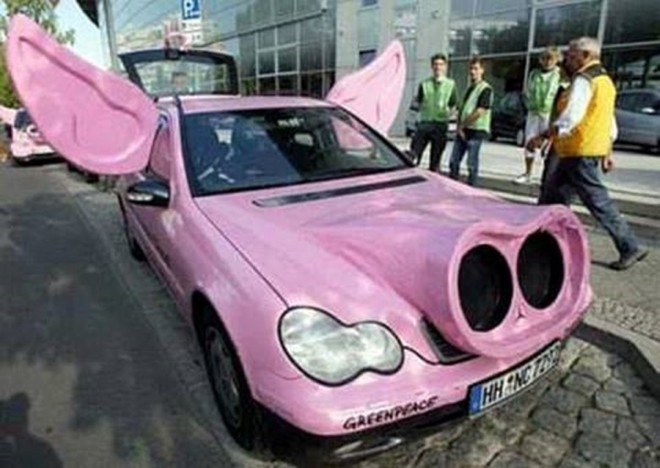 Xe con heo: Có nhiều chiếc xe hình con heo (lợn) từng được chế tạo trên thế giới, tuy nhiên ấn tượng nhất là bản được chế từ khung một chiếc Mercedes C-Class này. Toàn thân được sơn màu hồng với lưới tản nhiệt hình mõm heo. Hai tai heo được gắn hai bên cửa sổ.